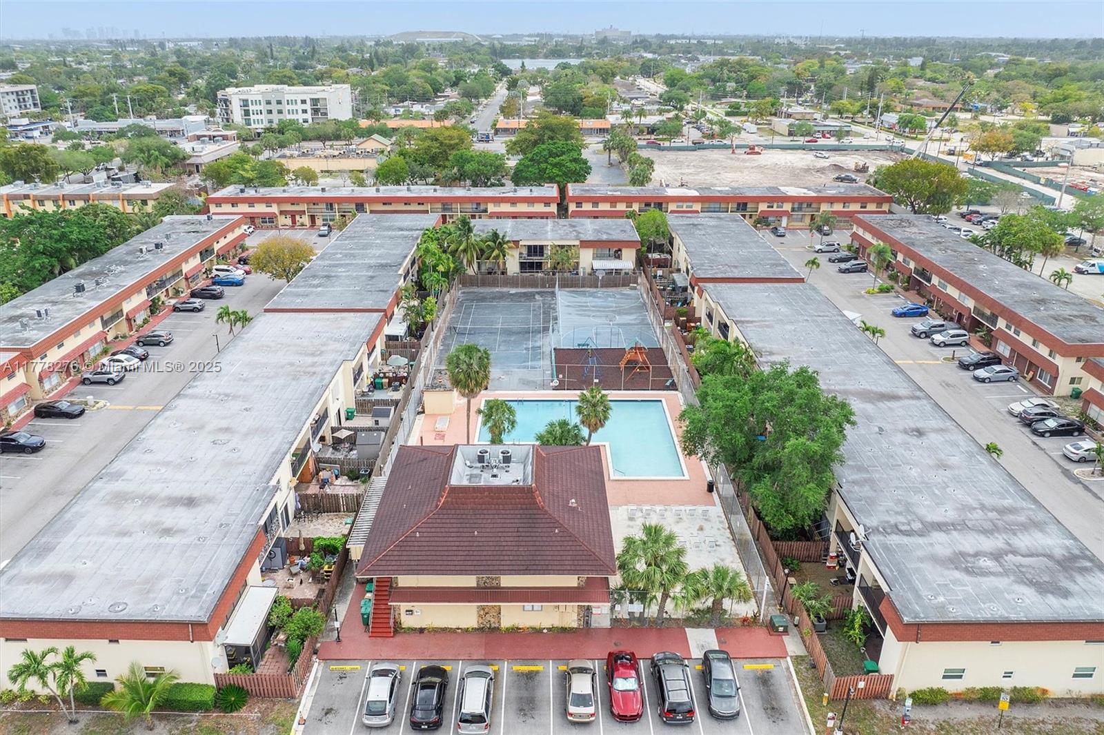 BRENTWOOD TOWNHOUSE 1 - Residential