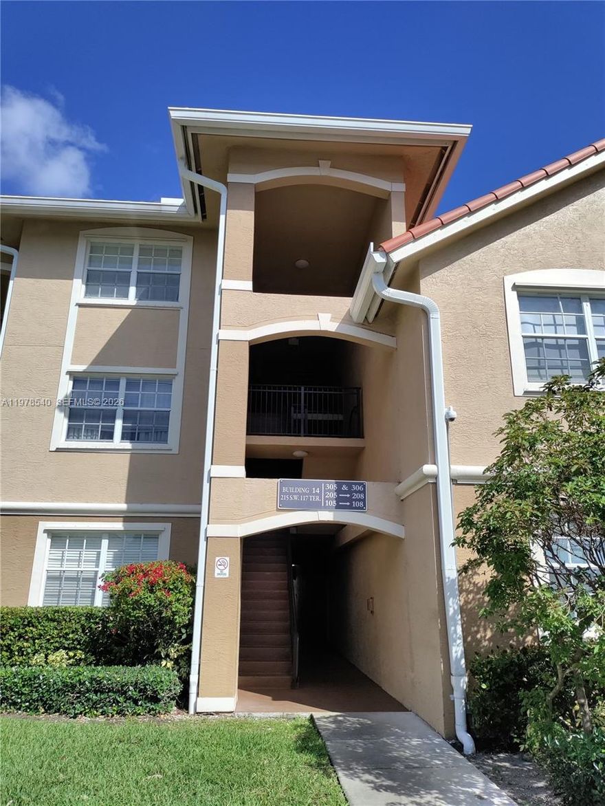 Investor Opportunity: Excellent Location, close to shopping centers, schools, restaurants, a hospital, and Smith Park. The largest 2/2 bedroom model in Marquesa Condo. Split bedrooms, each with its own full bathroom. Full-size washer and dryer. Community amenities include a BBQ area, swimming pool, children's playground, indoor racquetball court, fully equipped gym, and theater. Currently leased until November 2026, rent $2,350.00. Good tenants.