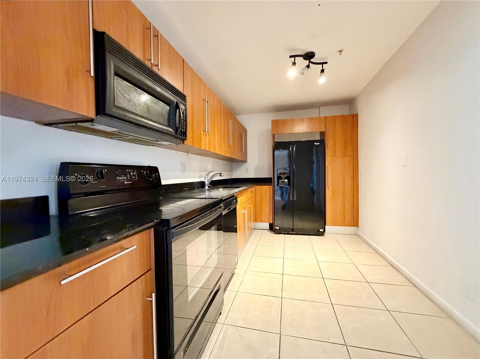 RESIDENCES ON HOLLYWOOD B - Residential Lease