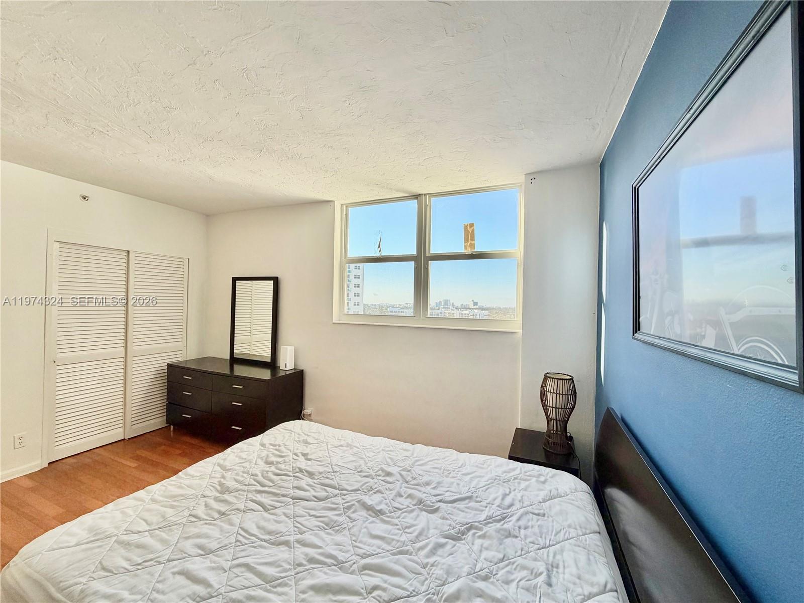 RESIDENCES ON HOLLYWOOD B - Residential Lease