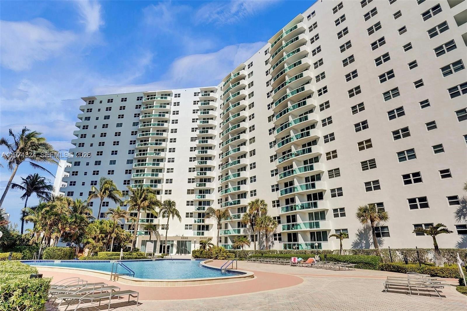 RESIDENCES ON HOLLYWOOD B - Residential Lease