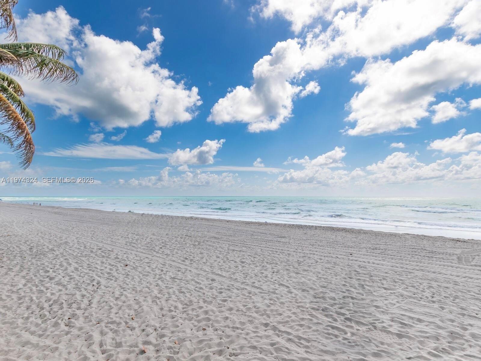 RESIDENCES ON HOLLYWOOD B - Residential Lease