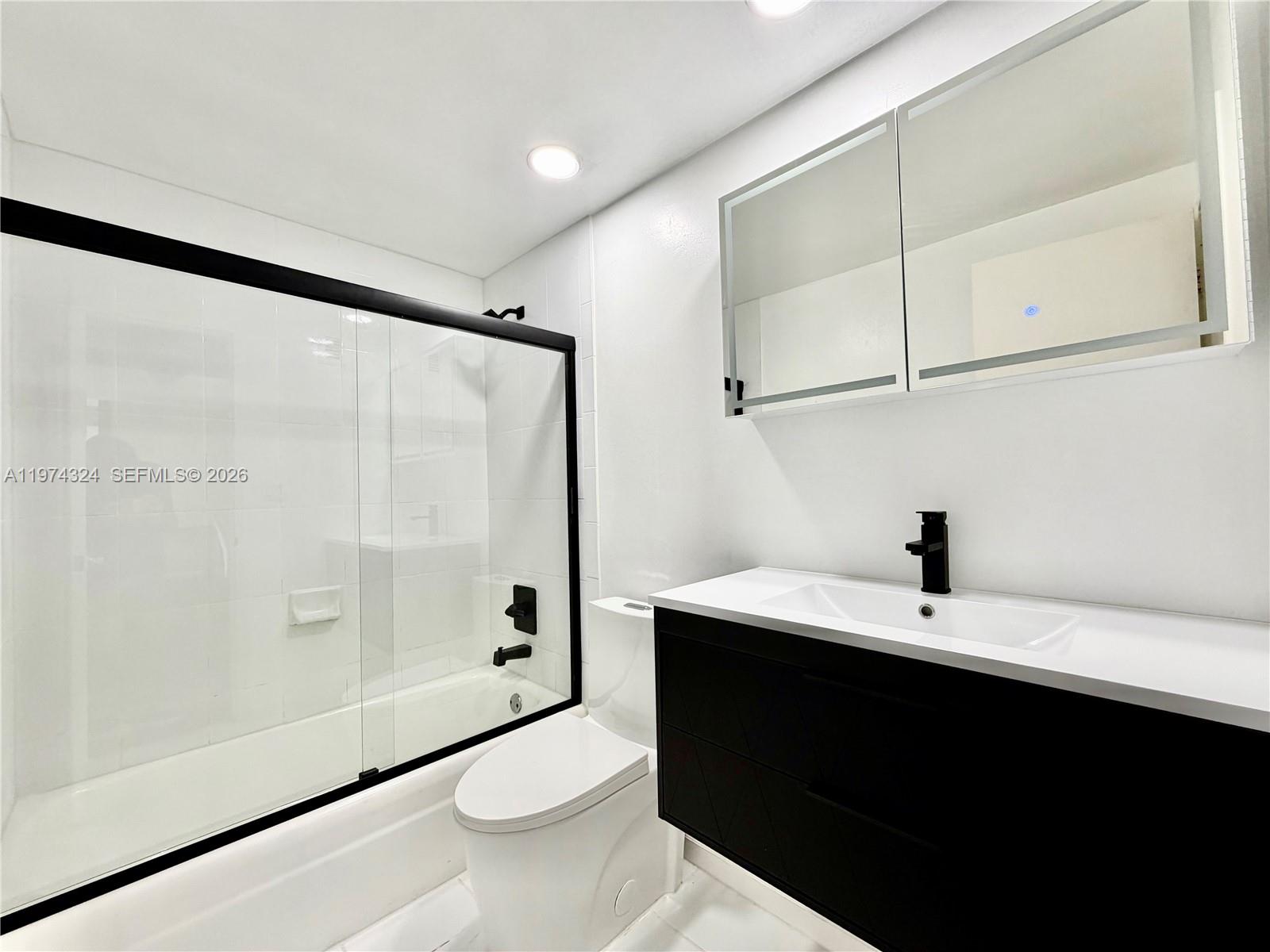 RESIDENCES ON HOLLYWOOD B - Residential Lease