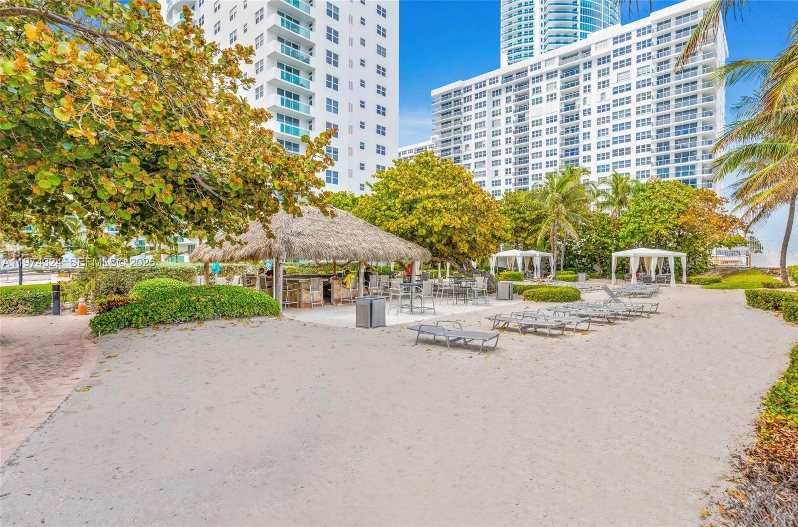 RESIDENCES ON HOLLYWOOD B - Residential Lease