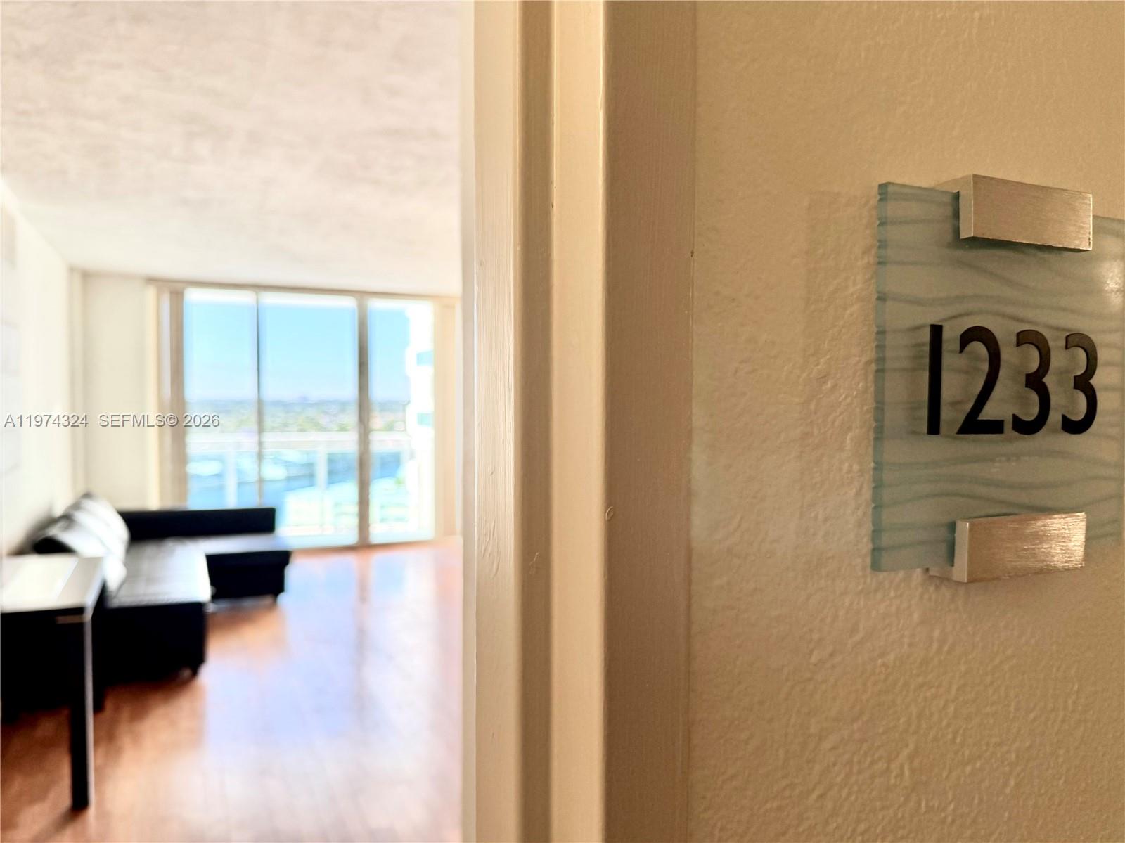 RESIDENCES ON HOLLYWOOD B - Residential Lease