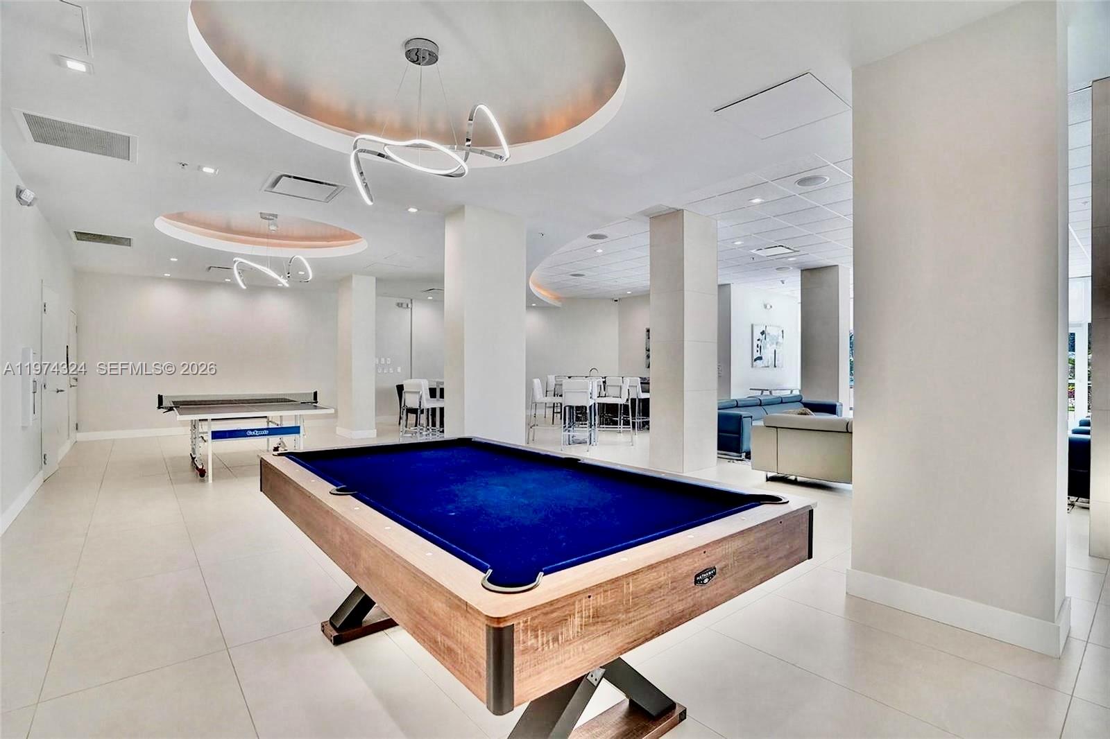 RESIDENCES ON HOLLYWOOD B - Residential Lease