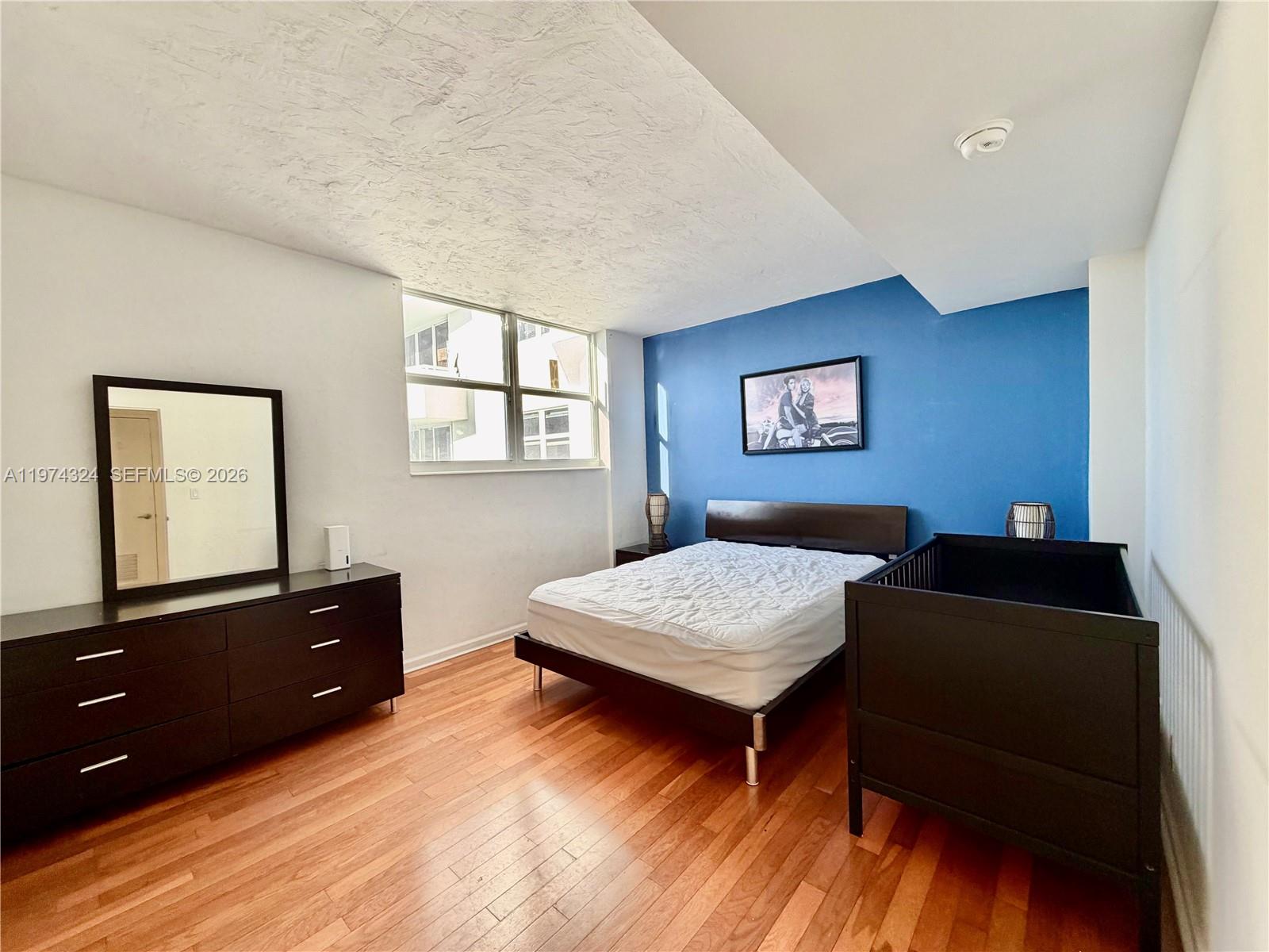 RESIDENCES ON HOLLYWOOD B - Residential Lease