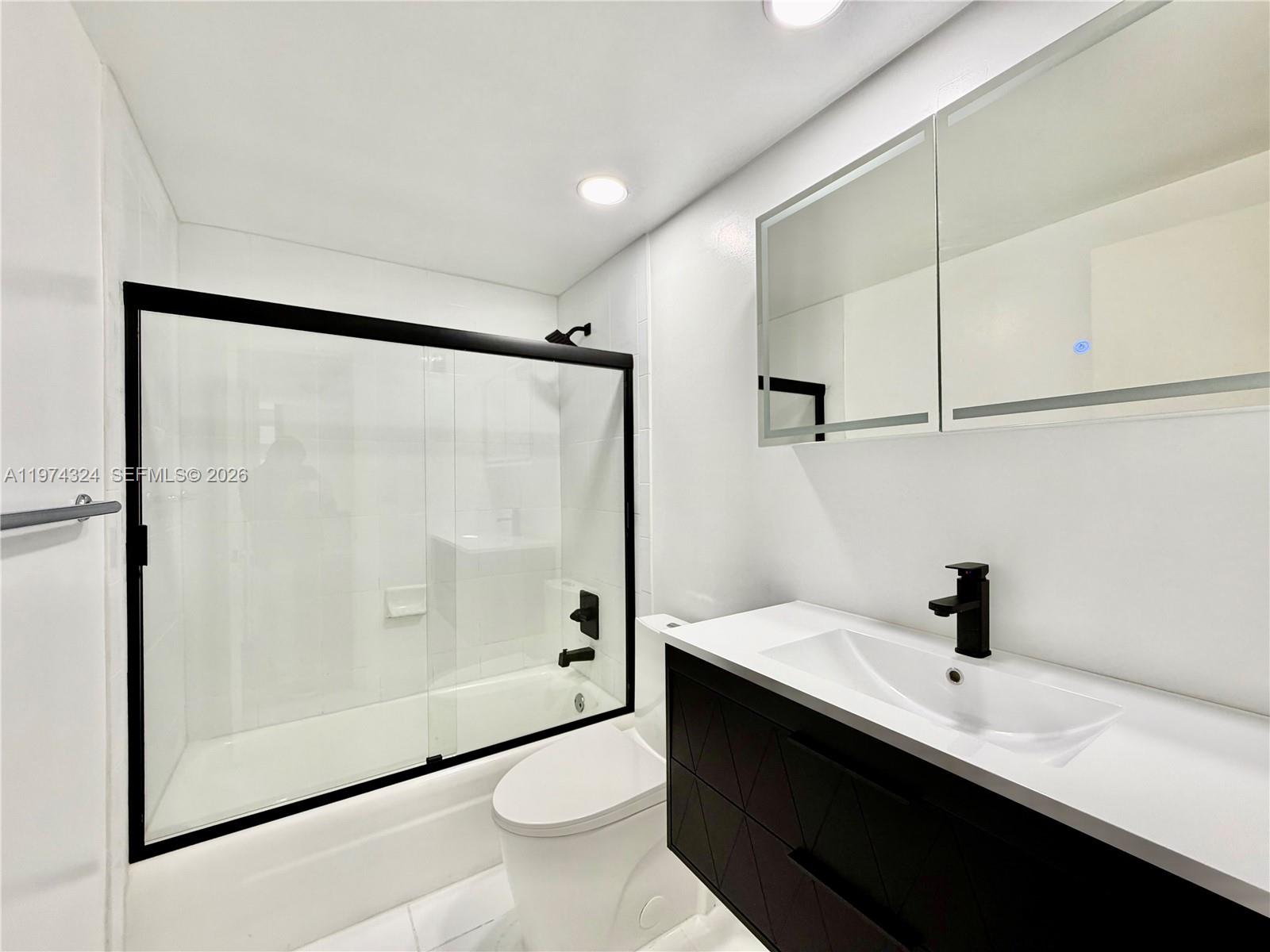 RESIDENCES ON HOLLYWOOD B - Residential Lease