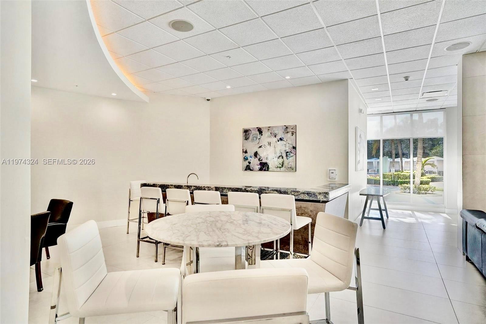 RESIDENCES ON HOLLYWOOD B - Residential Lease