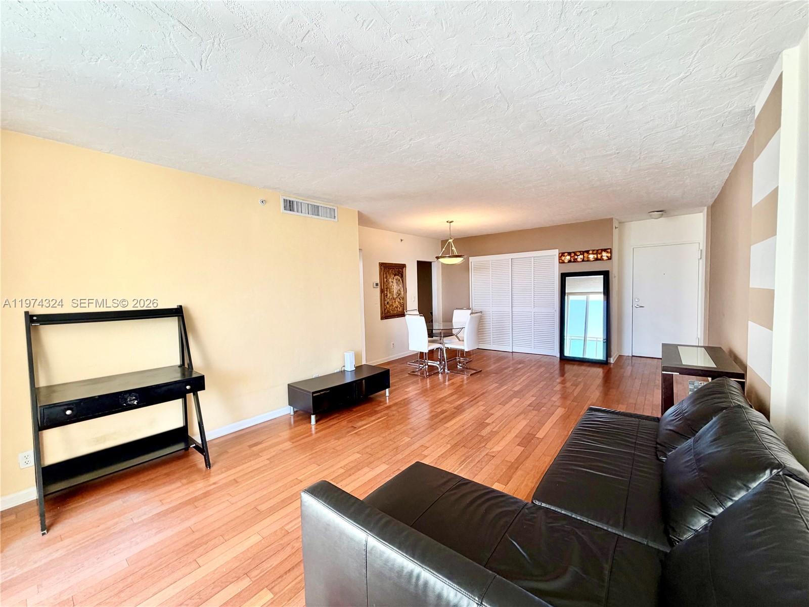 RESIDENCES ON HOLLYWOOD B - Residential Lease