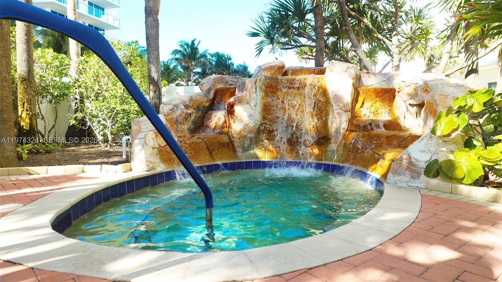 RESIDENCES ON HOLLYWOOD B - Residential Lease