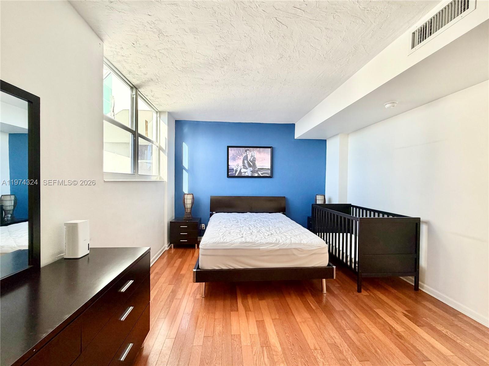 RESIDENCES ON HOLLYWOOD B - Residential Lease