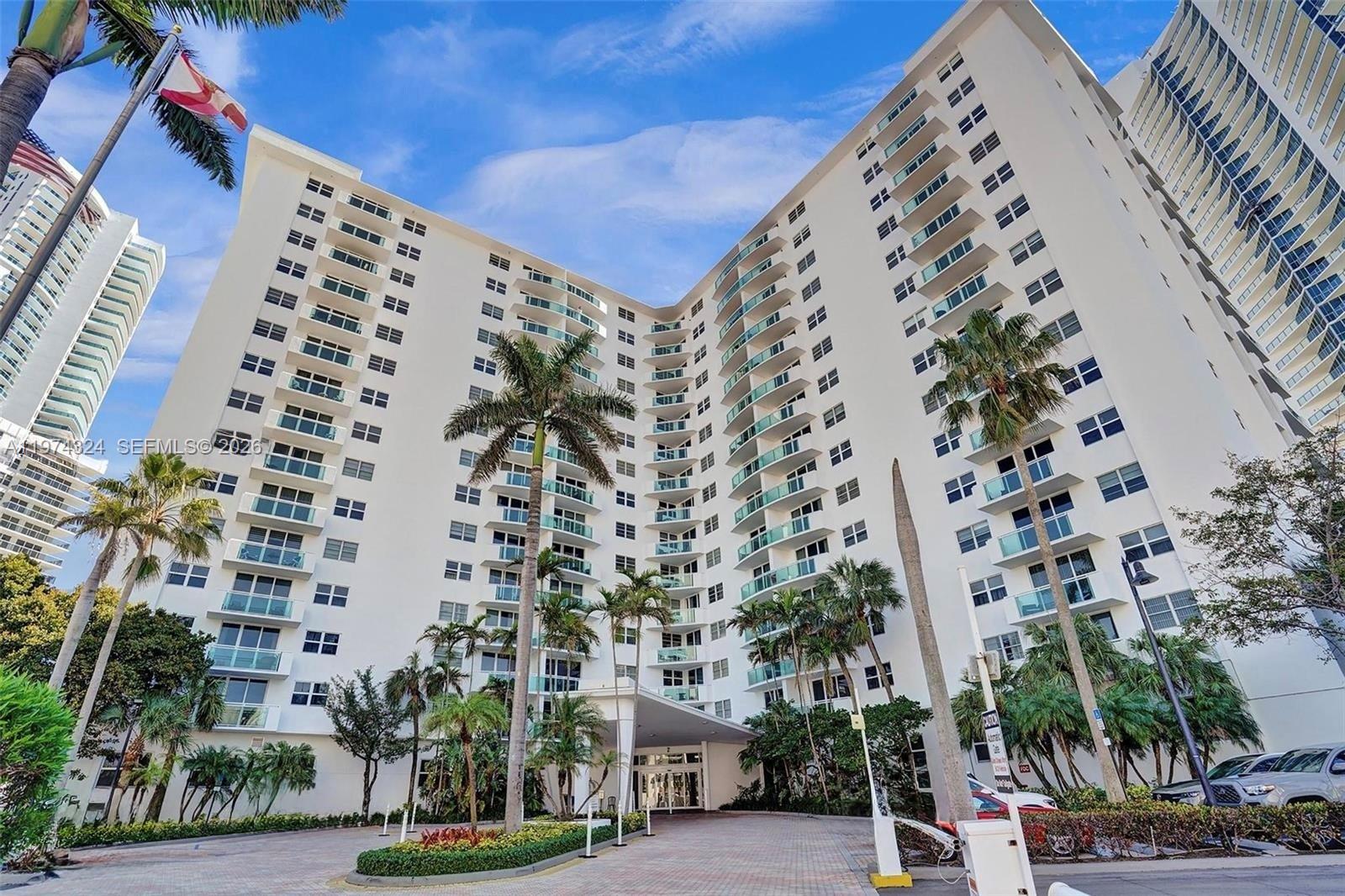 RESIDENCES ON HOLLYWOOD B - Residential Lease