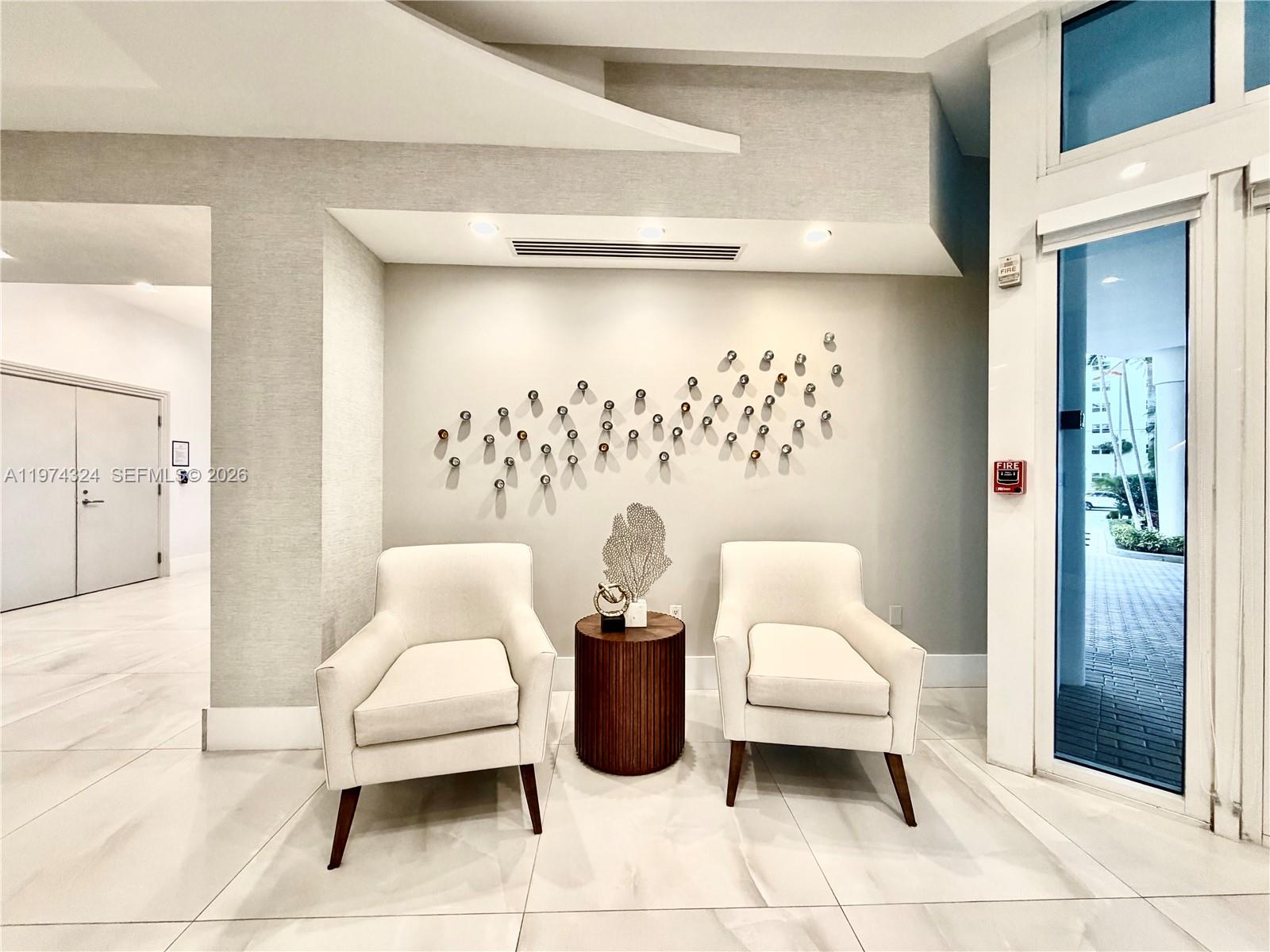 RESIDENCES ON HOLLYWOOD B - Residential Lease