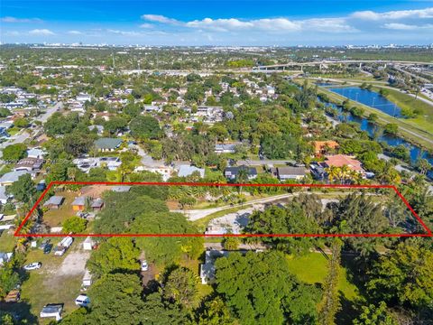 Photo of 4351 SW 25th St, Fort Lauderdale, FL 33317 (MLS # A12009975)