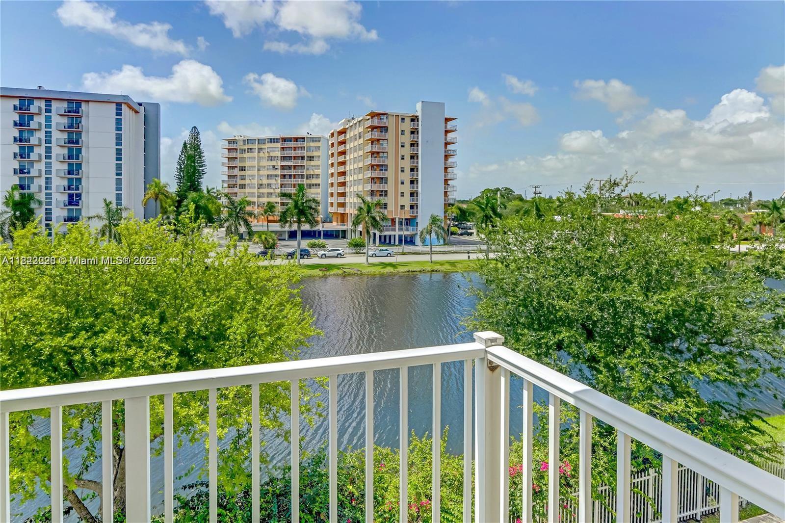 AQUA VISTA TOWNHOMES COND0 - Residential