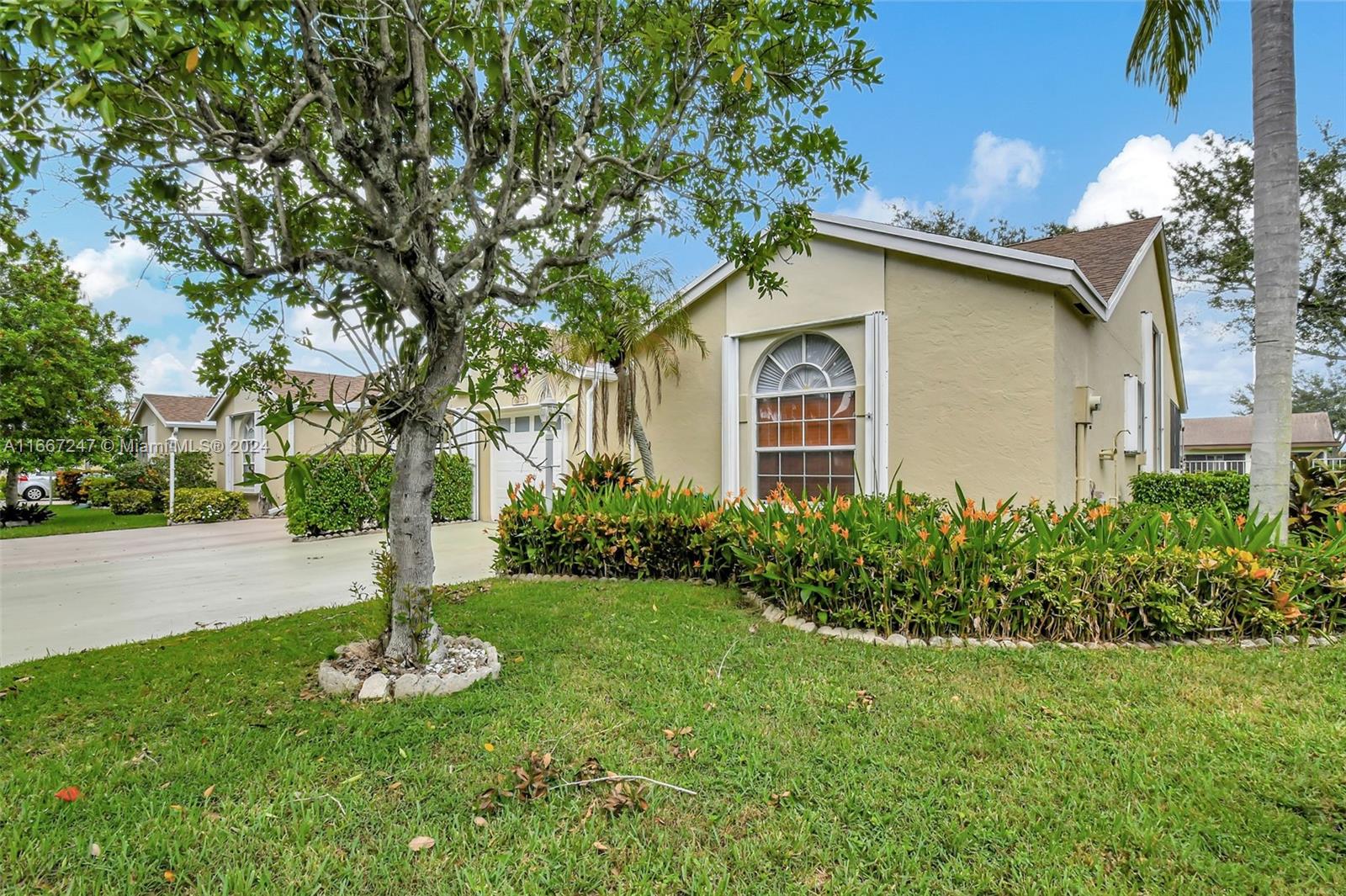 VILLAGES OF WOODLAKE 4 - Residential