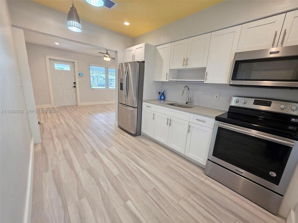 Photo of 250 NE 42nd St, Oakland Park, FL 33334 (MLS # A11950950)