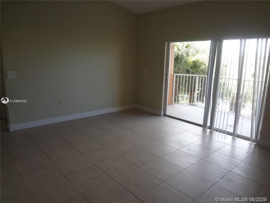 Large 2/2 double master plan, high vaulted ceiling, swimming pool view. Walking distance to Nova and Broward college. Tile and wood flooring throught out, new ac and newer kitchen appliances. Full size washer/dryer inside the condo.