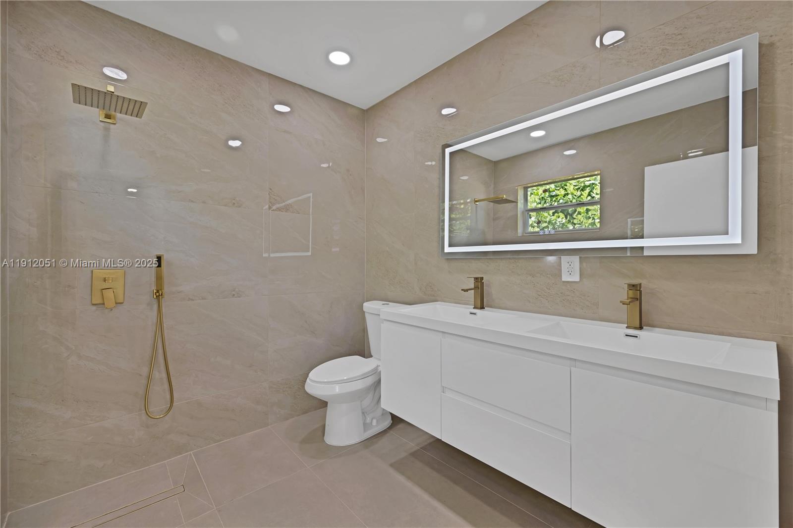 HOLLYWOOD HILLS - Residential