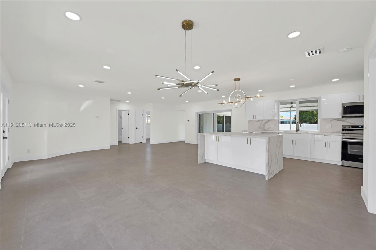 HOLLYWOOD HILLS - Residential