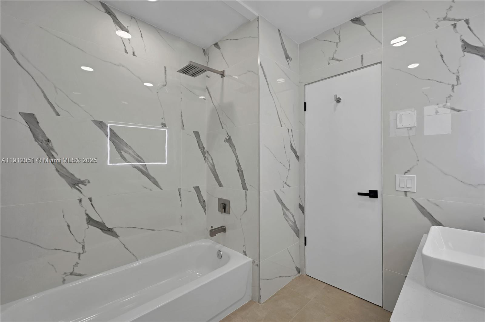 HOLLYWOOD HILLS - Residential