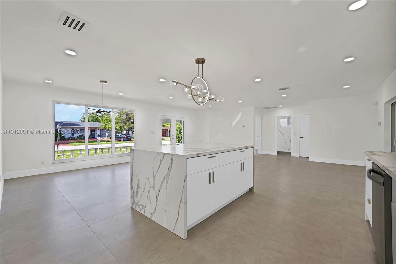 HOLLYWOOD HILLS - Residential