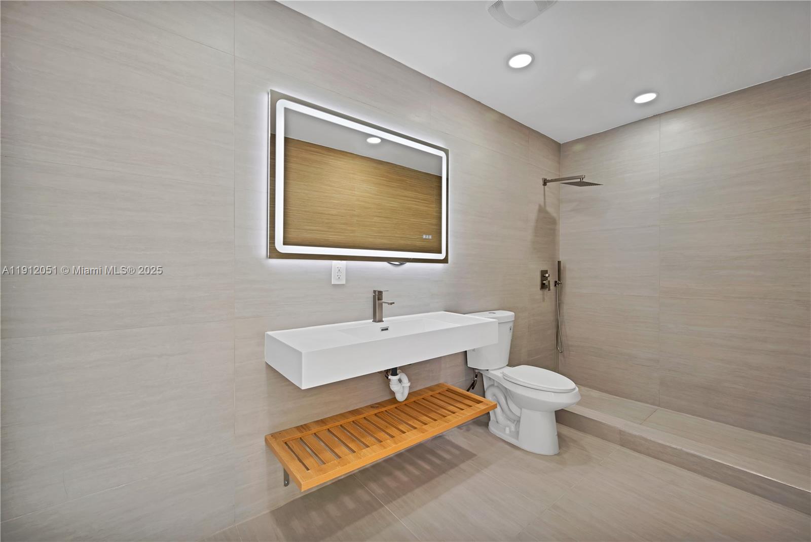 HOLLYWOOD HILLS - Residential