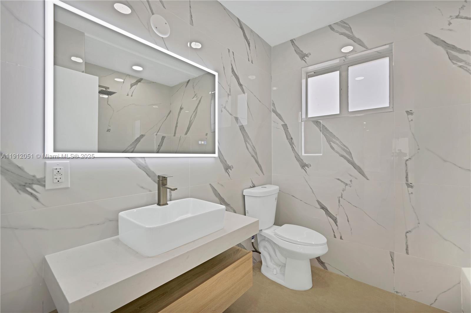 HOLLYWOOD HILLS - Residential