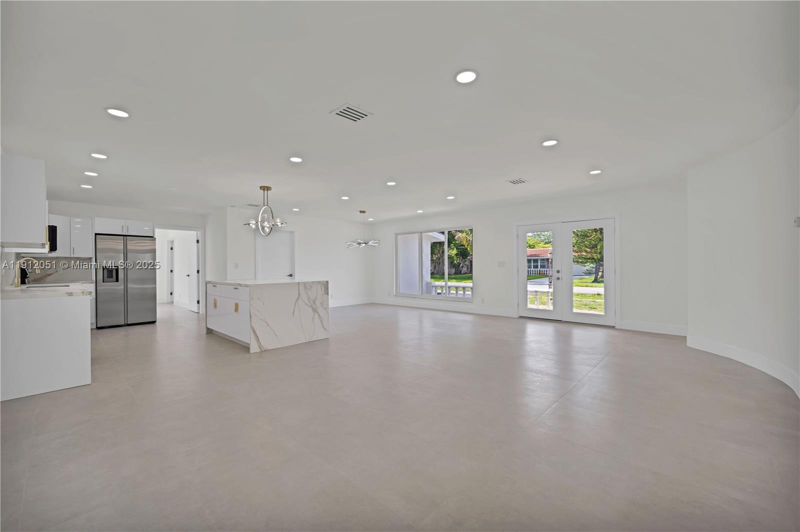 HOLLYWOOD HILLS - Residential