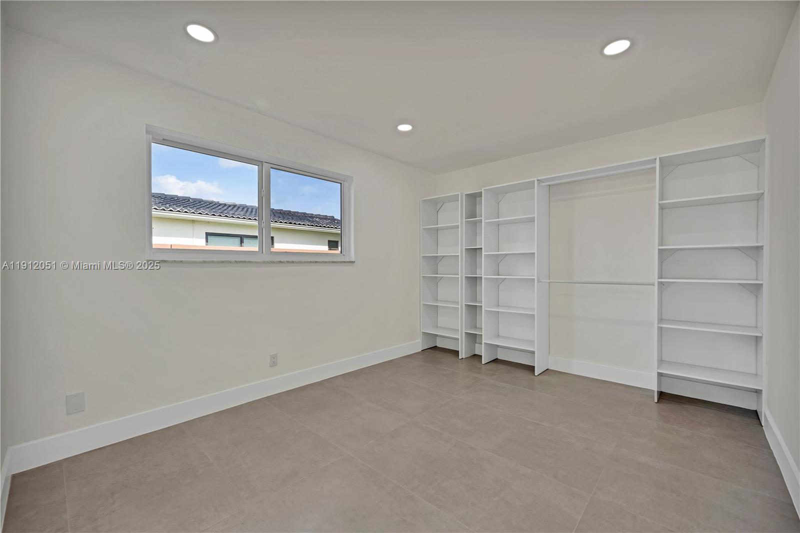 HOLLYWOOD HILLS - Residential