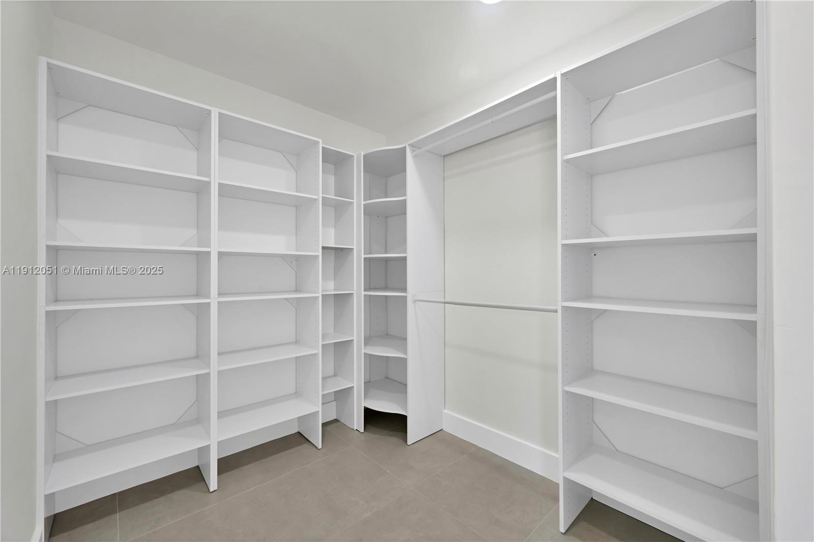 HOLLYWOOD HILLS - Residential