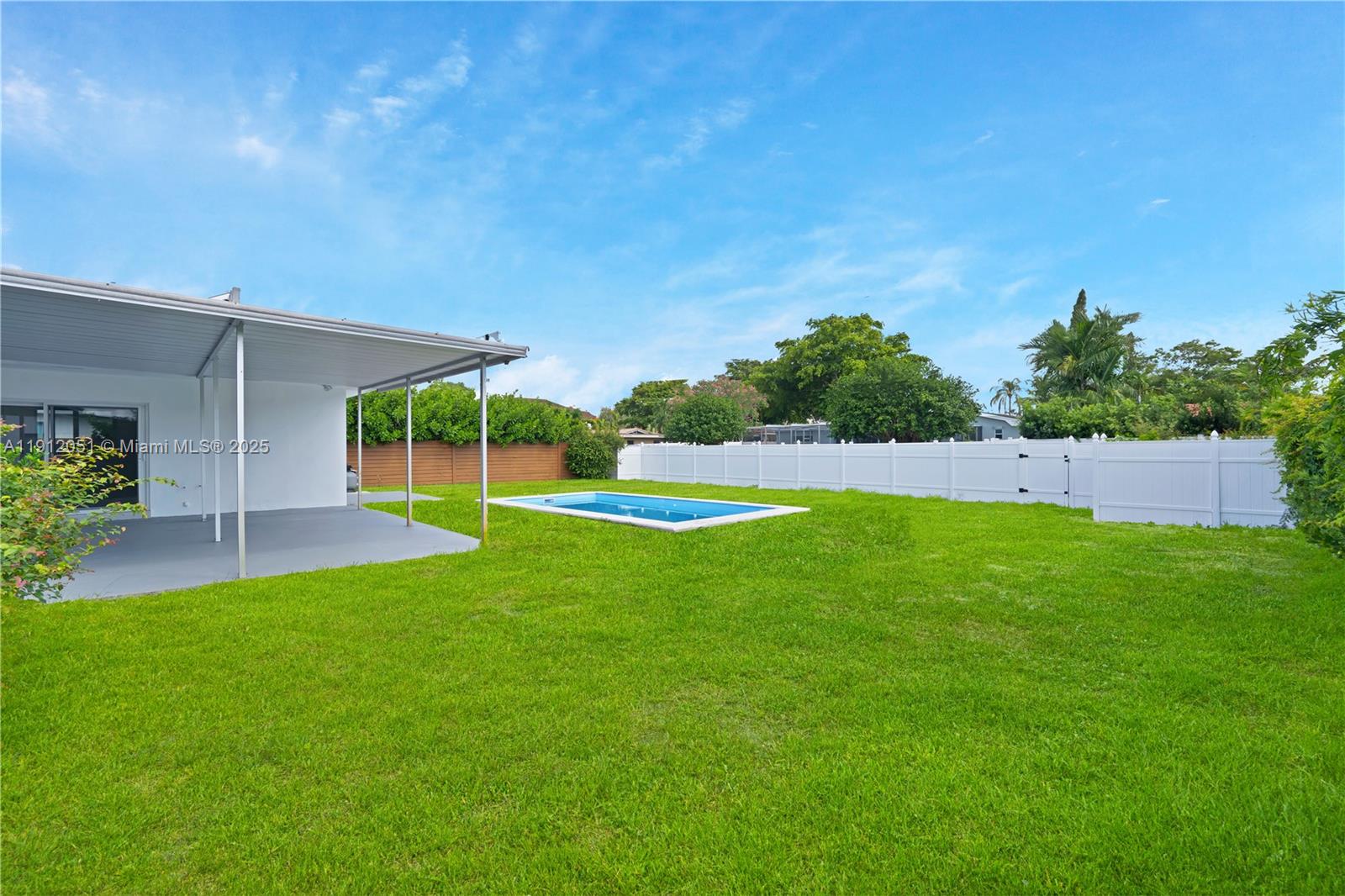 HOLLYWOOD HILLS - Residential