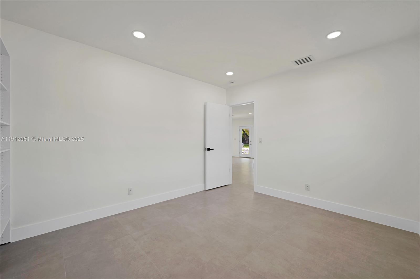 HOLLYWOOD HILLS - Residential