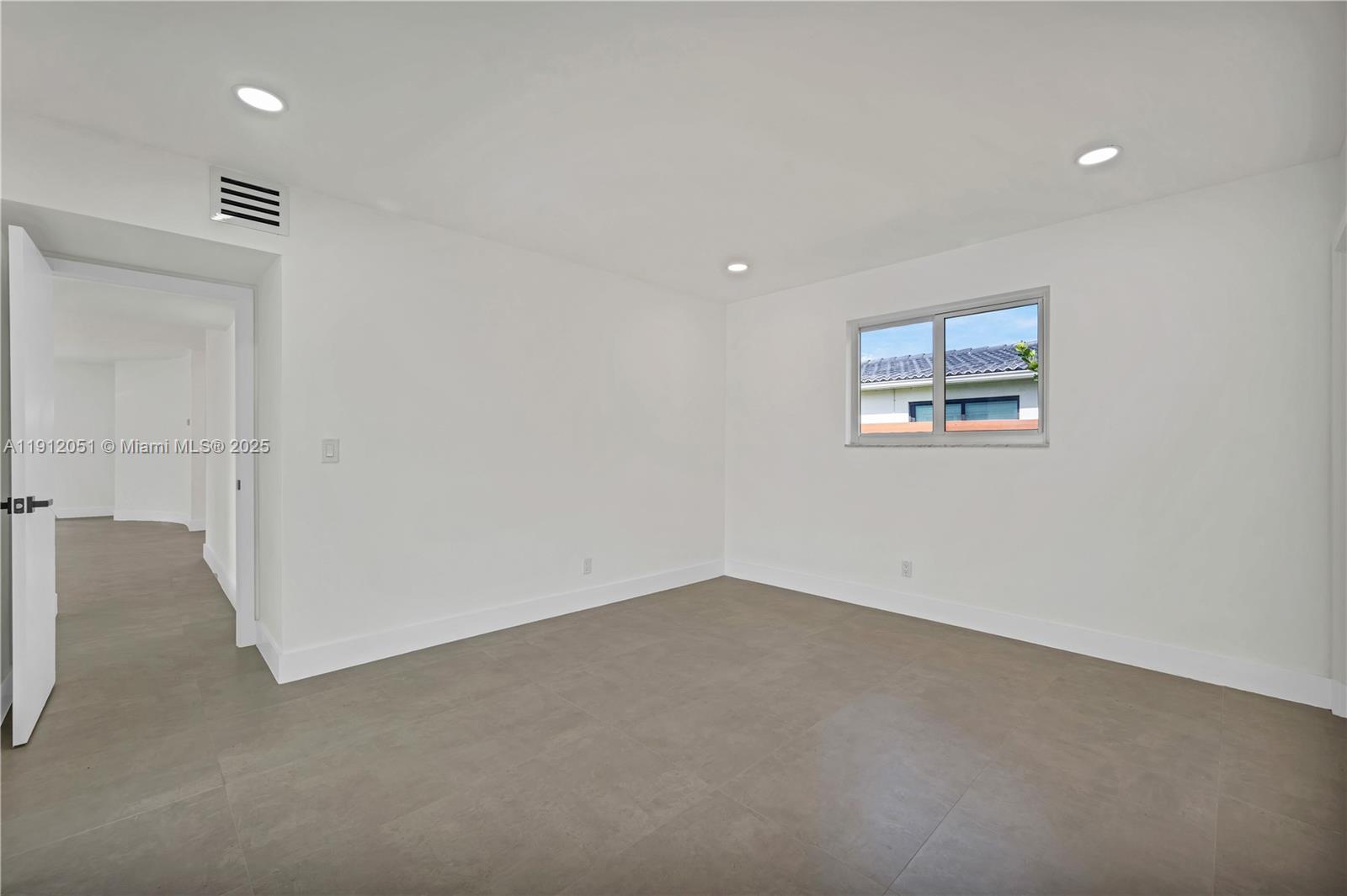 HOLLYWOOD HILLS - Residential