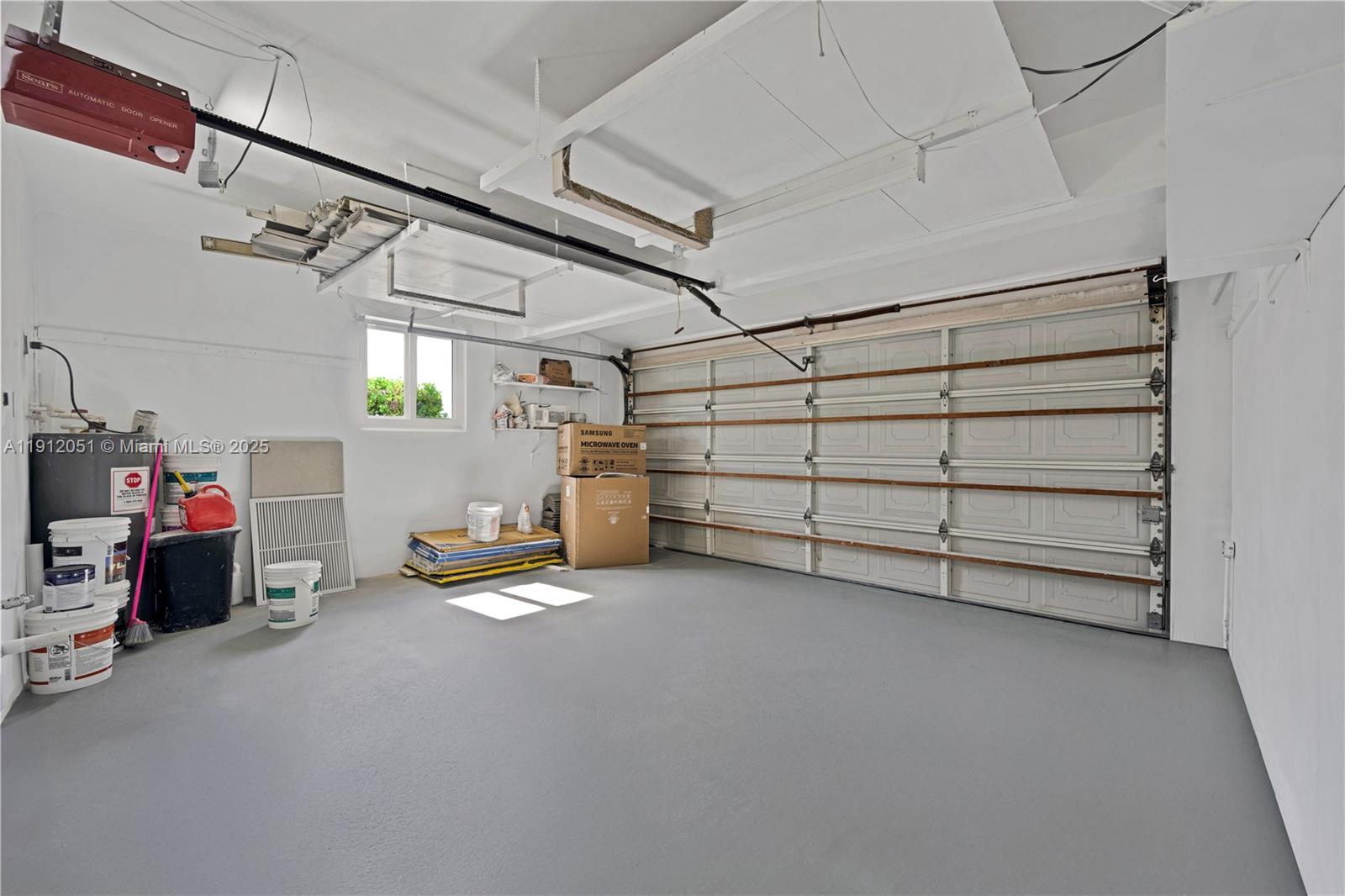 HOLLYWOOD HILLS - Residential