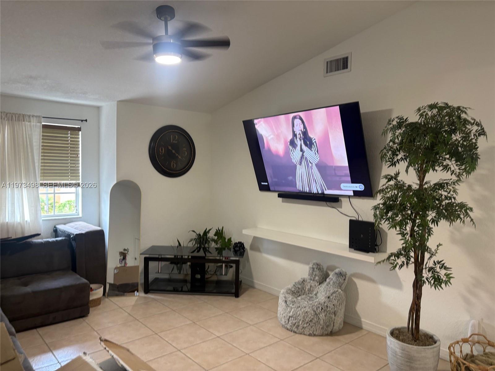 LA HACIENDA COUNTRY CLUB - Residential