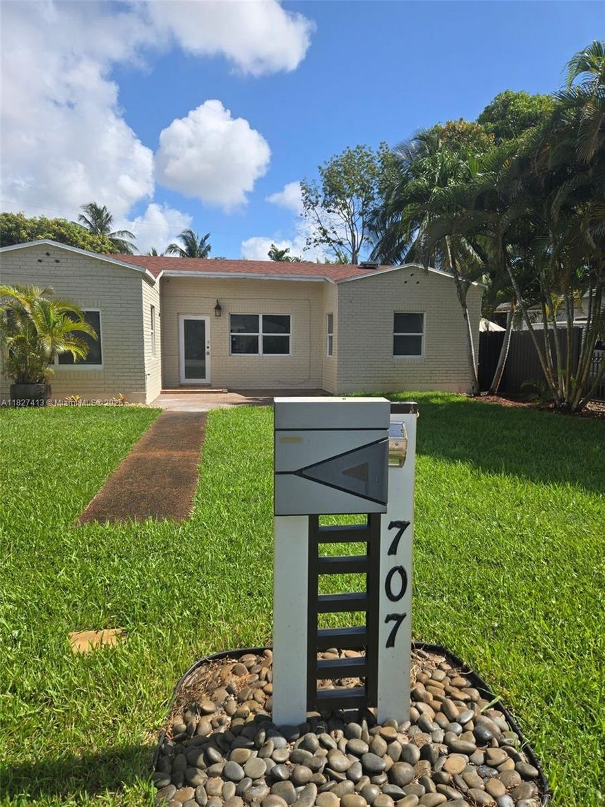 Rare opportunity, only 2 months to move in, water, electricity, internet, grass cutting included. Excellent neighborhood