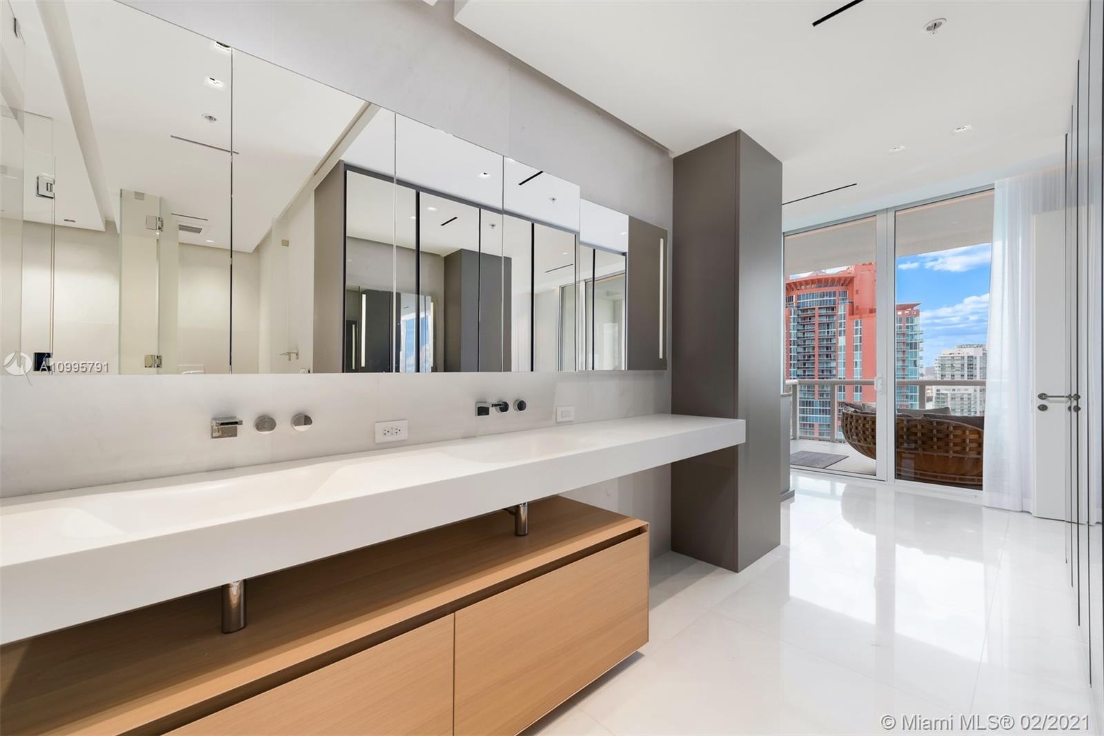 CONTINUUM ON SOUTH BEACH - Residential