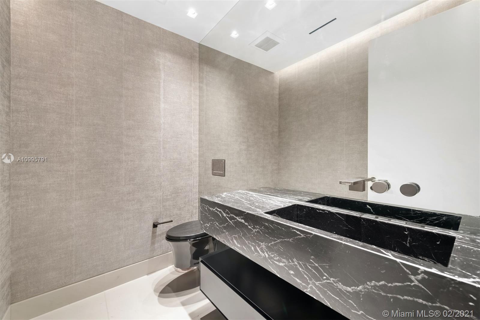 CONTINUUM ON SOUTH BEACH - Residential