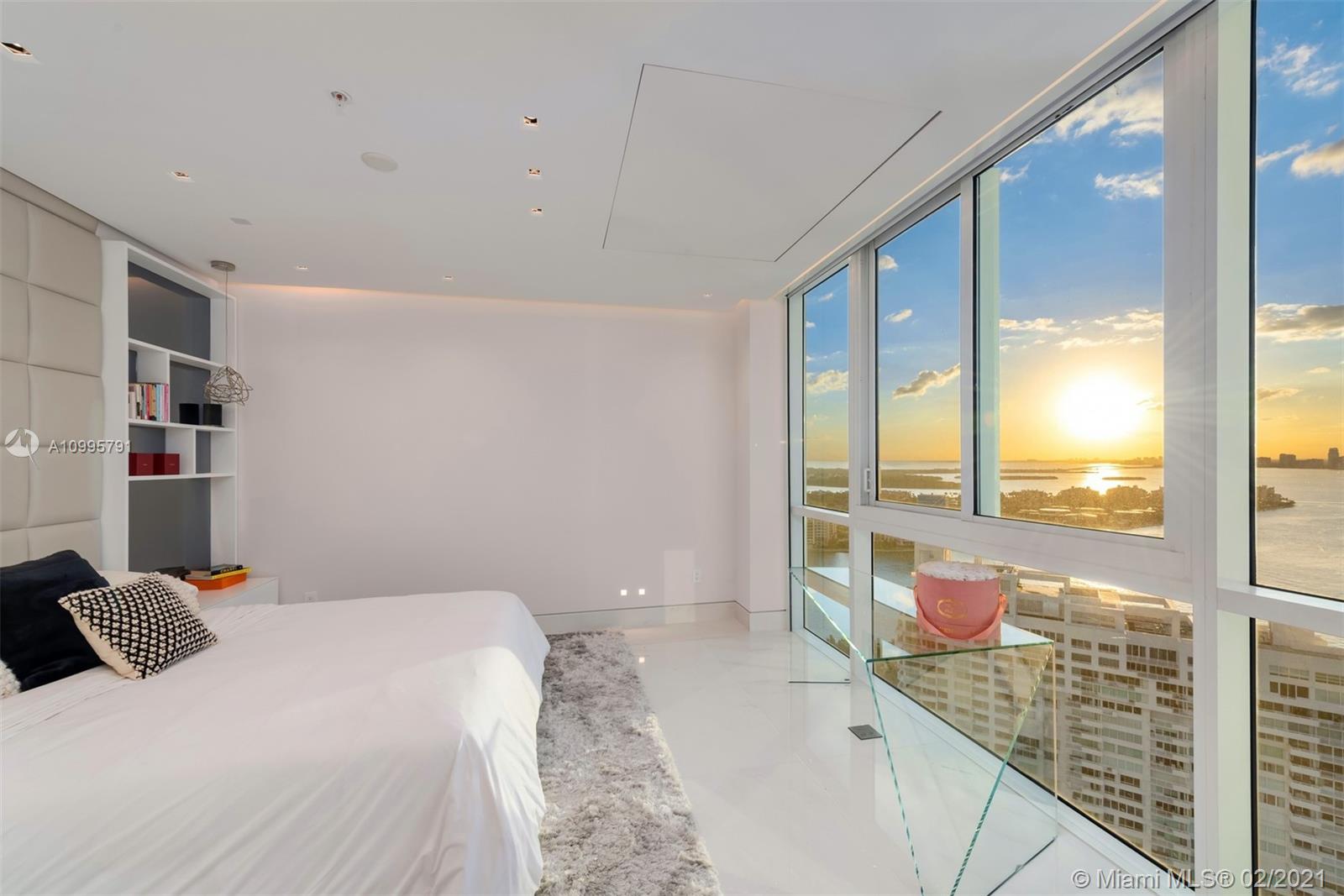 CONTINUUM ON SOUTH BEACH - Residential