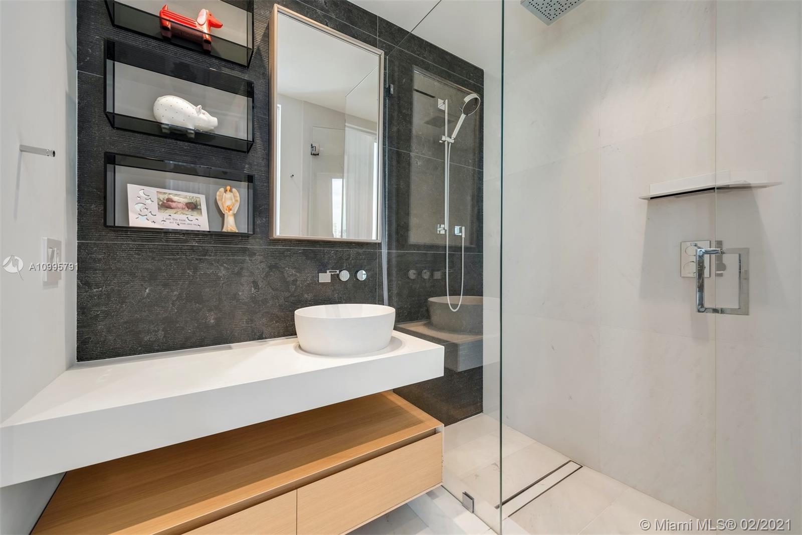 CONTINUUM ON SOUTH BEACH - Residential