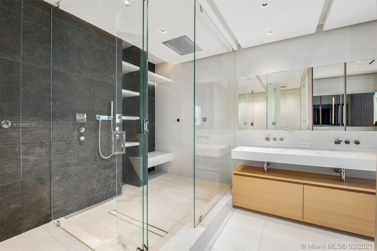 CONTINUUM ON SOUTH BEACH - Residential