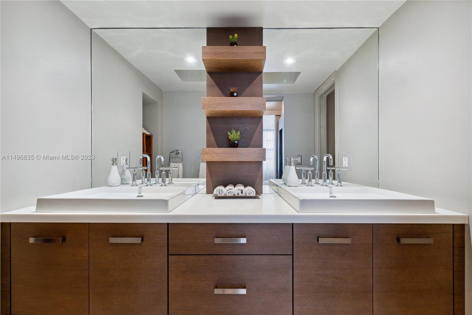 THE COLLINS CONDO - Residential