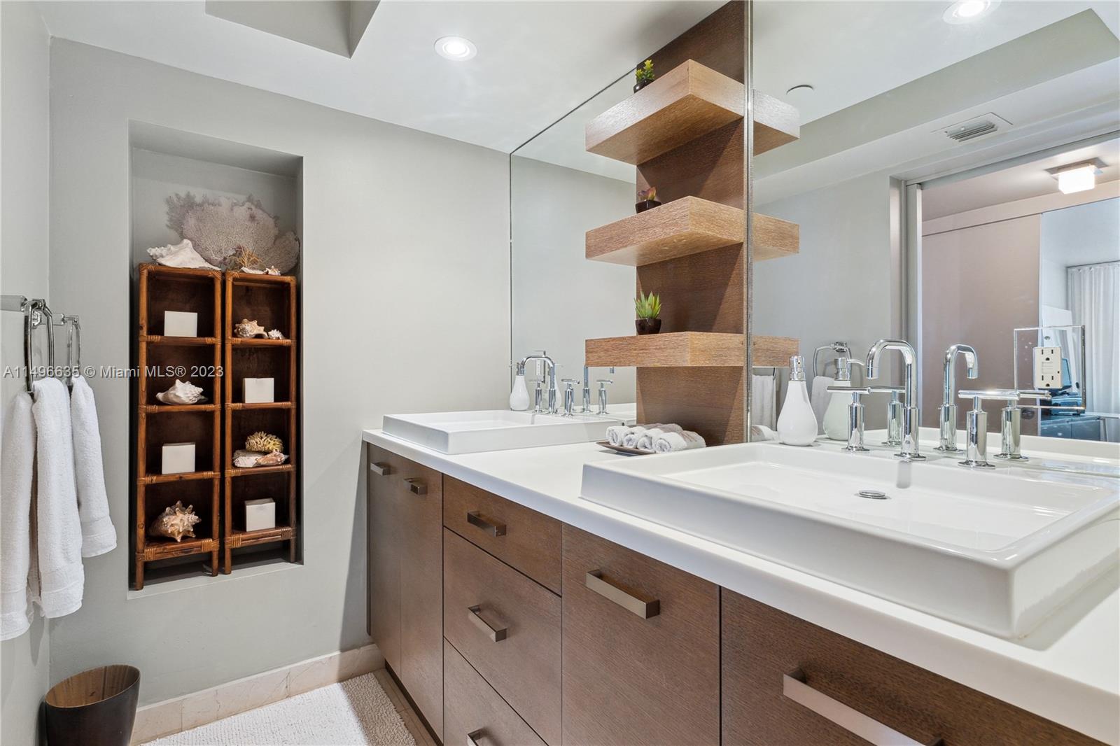 THE COLLINS CONDO - Residential