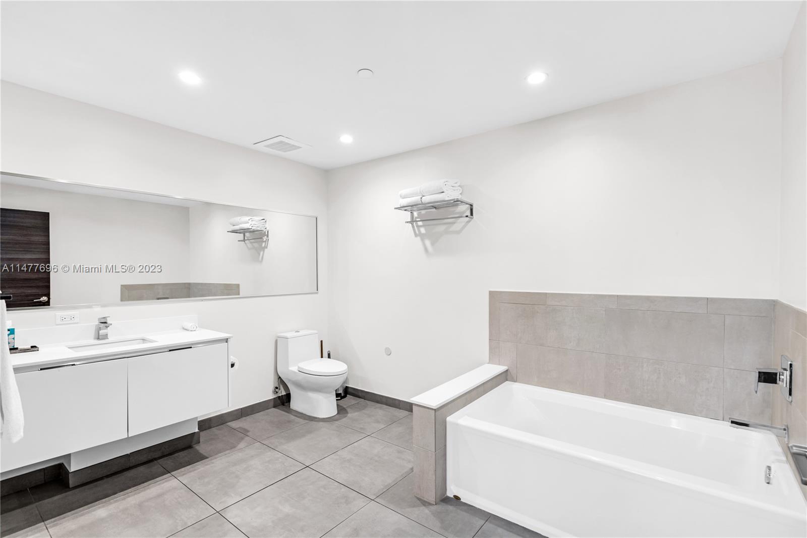 COSTA HOLLYWOOD CONDO - Residential