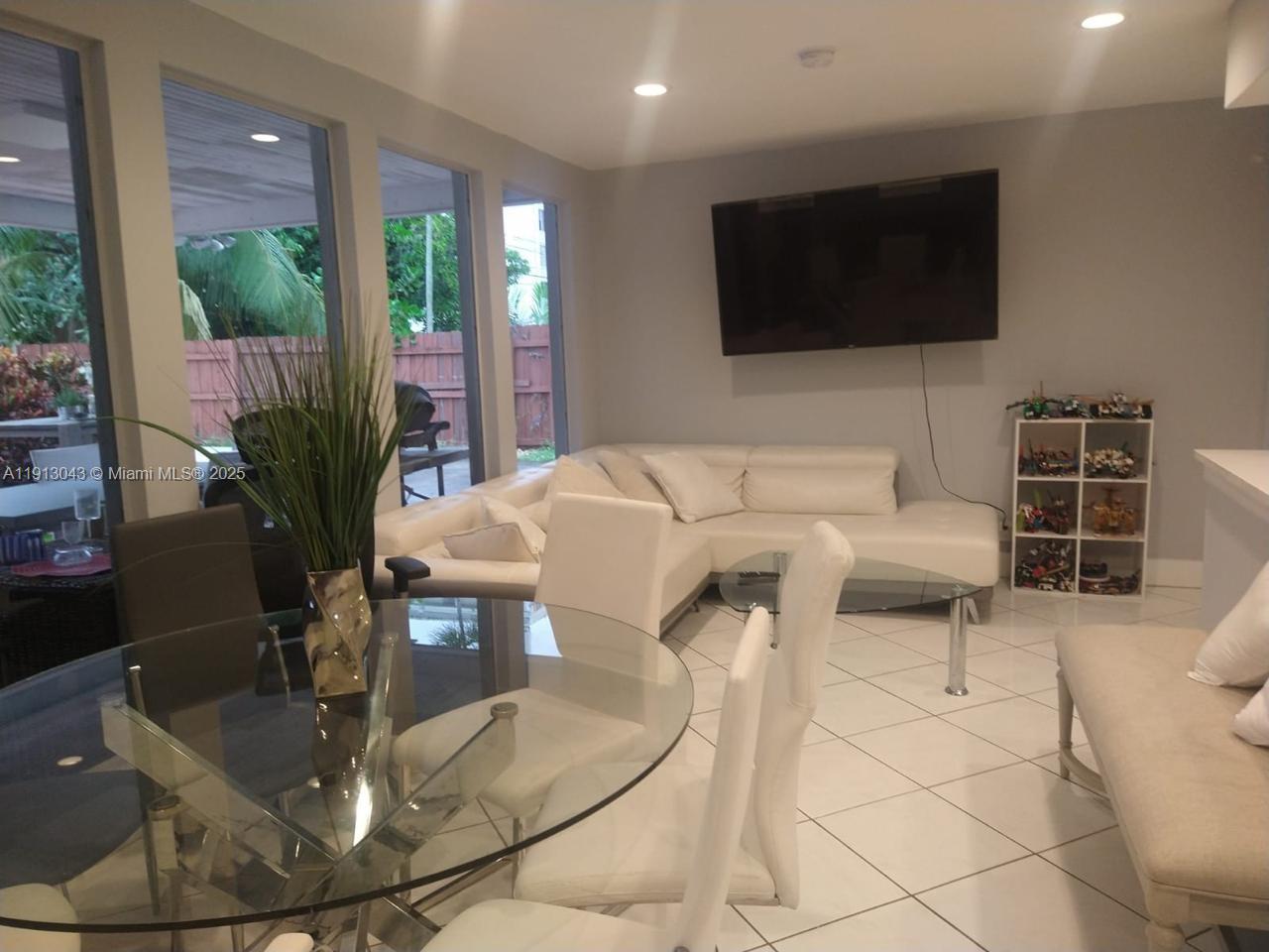 HOLLYWOOD HILLS - Residential Lease