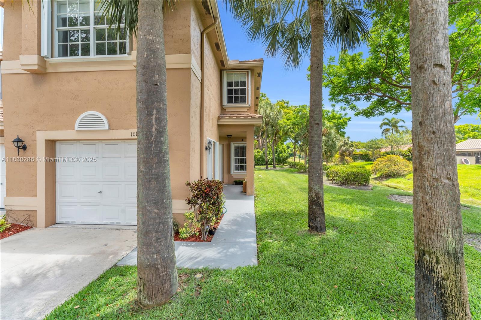 ADDISON COURT - Residential