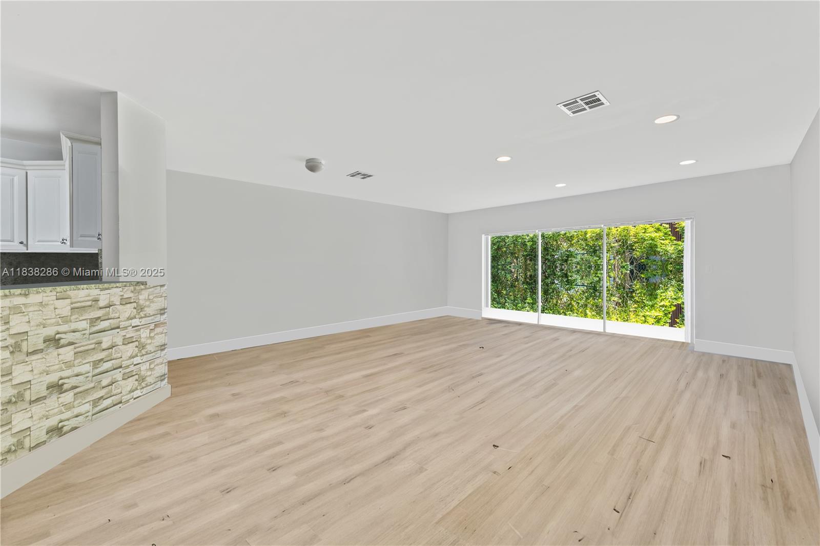 ADDISON COURT - Residential