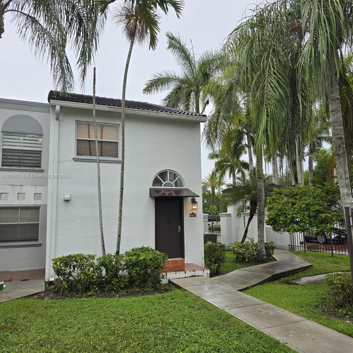 Property is fully remodeled with 1 bedroom and 1 Den
property is rented please call 24hrs before